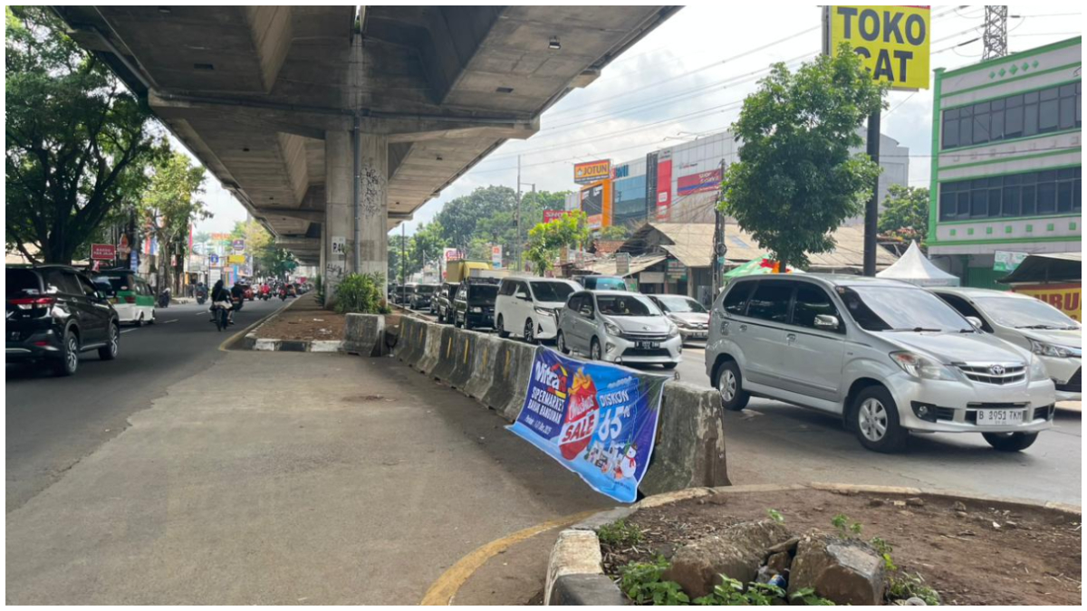 U Turn di depan Kampus UIKA Bogor Jalan Sholeh Iskandar yang ditutup.