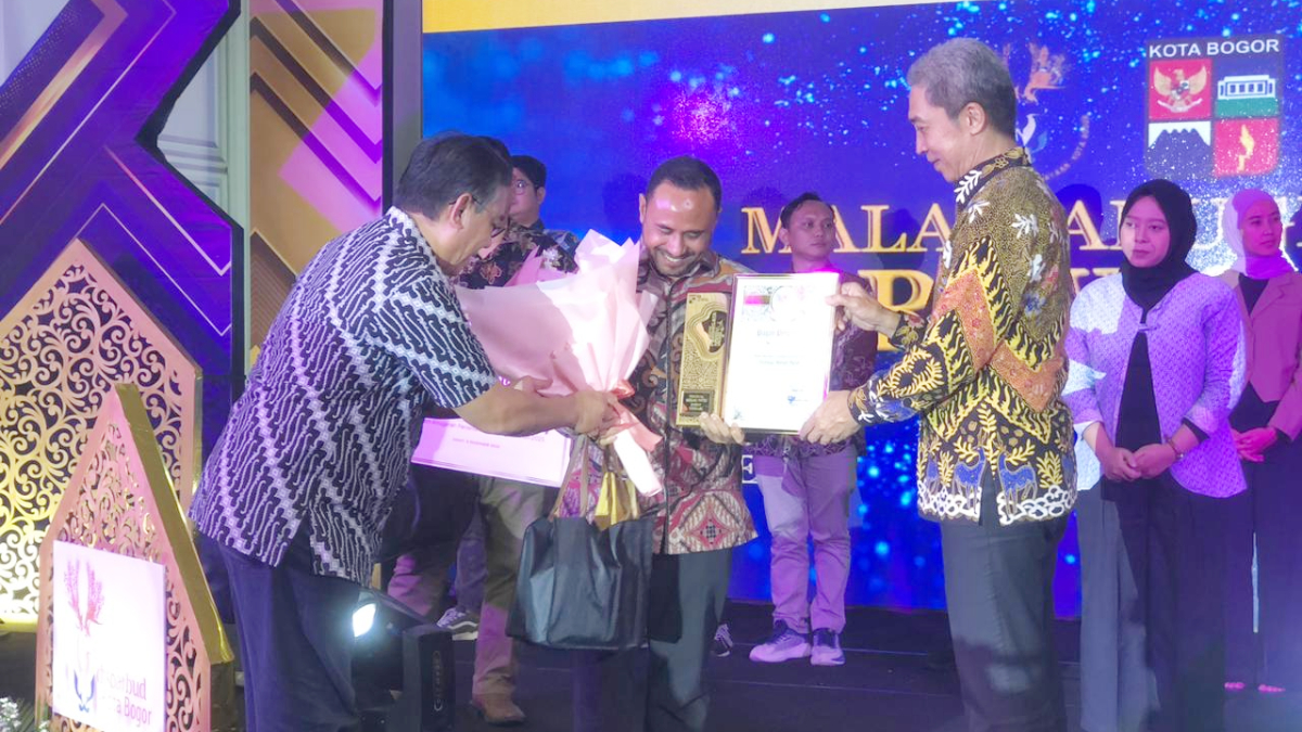 Ketua Festival Merah Putih 2025 saat menerima penghargaan sebagai event terbaik tingkat Kota Bogor.