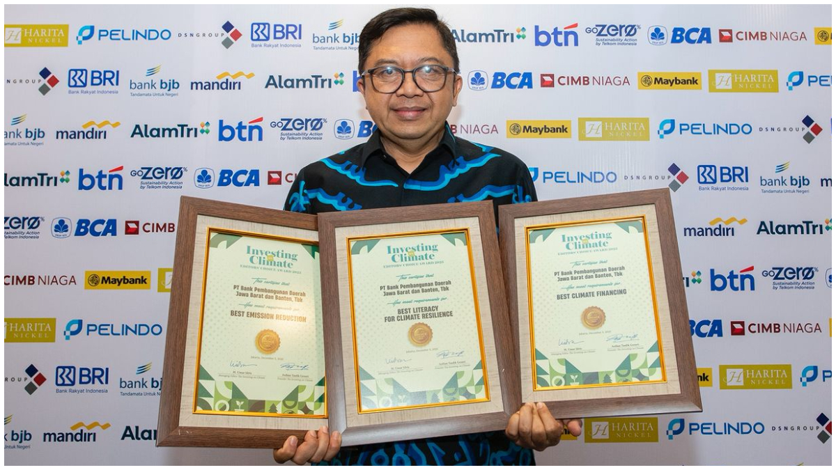 Tiga penghargaan yang diraih bank bjb pada ajang&nbsp;Investing on Climate by Editor&rsquo;s Choice Awards 2025