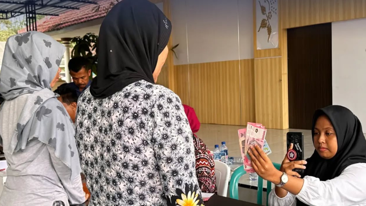 Ilustrasi: Penyaluran bantuan sosial (bansos) kepada penerima manfaat.&nbsp;