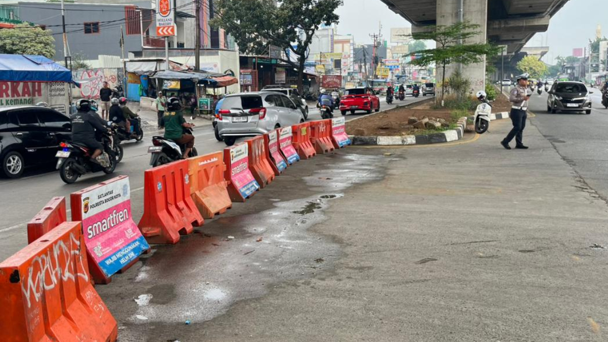 Satlantas Polresta Bogor Kota kembali menutup satu titik putar balik atau u-turn di Jalan Sholeh Iskandar.