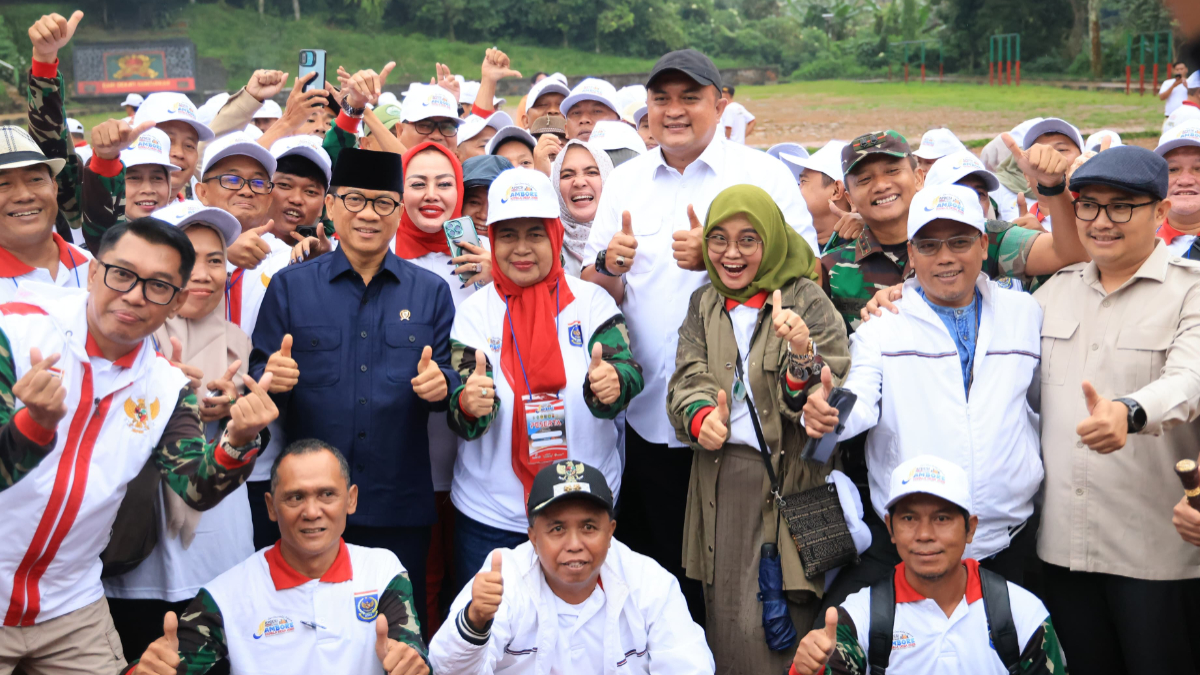 Menteri Desa dan PDT Yandri Susanto dan Bupati Bogor Rudy Susmanto hadir dalam Jambore Apdesi Merah Putih Kabupaten Bogor 2025 di Pamijahan Jumat, 5 Desember&nbsp;2025.