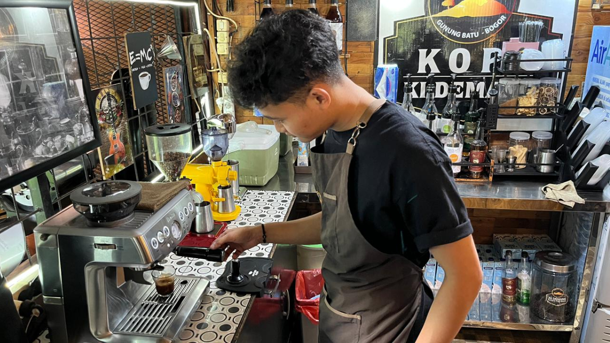 Proses penyeduhan/brewing kopi robusta di Kedai Kopi Ki Demang, Desa Sukaharja, Kecamatan Sukamakmur, Kabupaten Bogor.