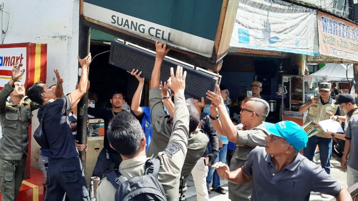 Satpol PP Kabupaten Bogor bersama petugas gabungan menertibkan baliho dan reklame tanpa izin di sepanjang jalur Puncak.