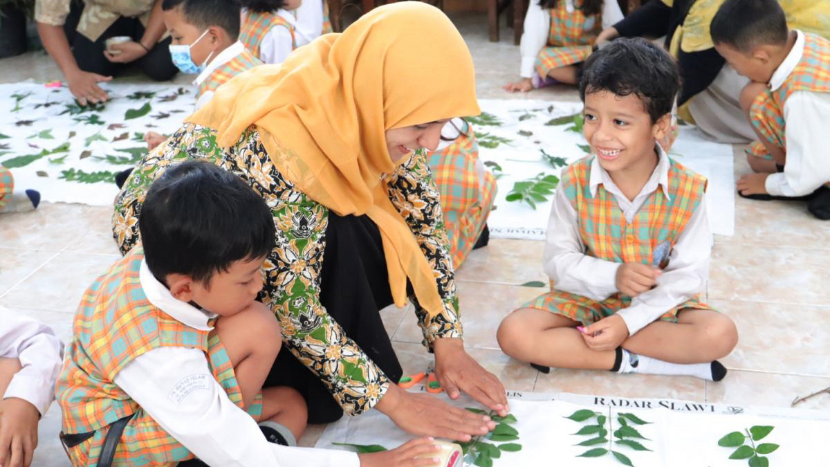 Ilustrasi. Anak TK tengah belajar bersama gurunya.