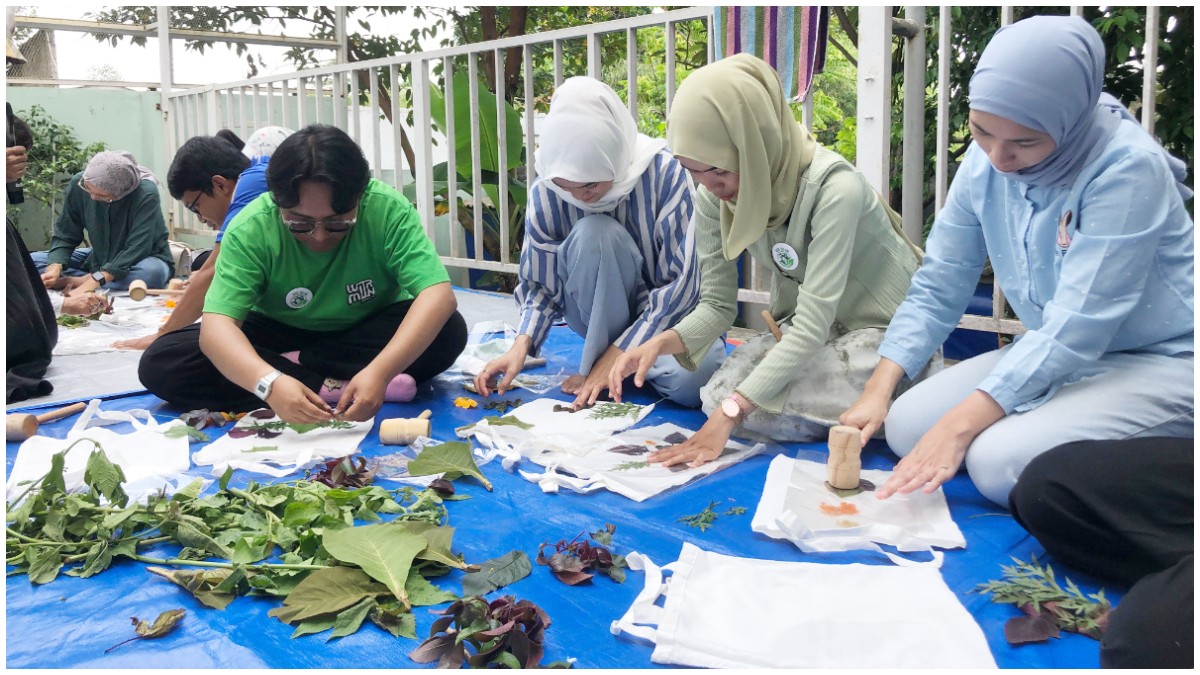 Workshop dan praktik membuat ecoprint.