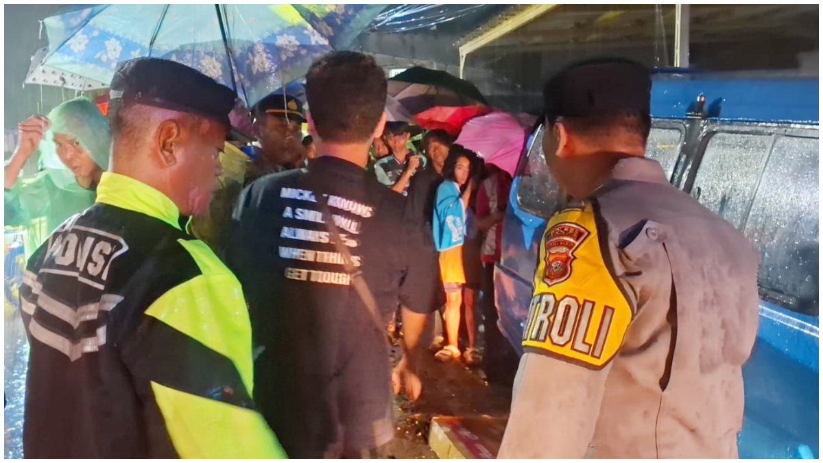 Polisi bersama warga saat mengevakuasi penemuan mayat perempuan di Gunung Putri Bogor.