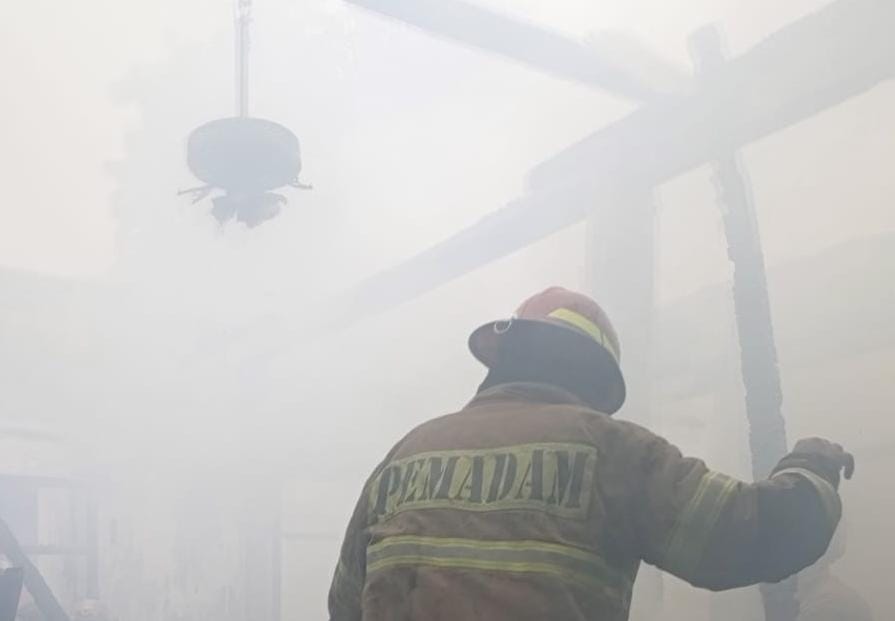 Pemadam kebakaran Kota Depok saat melakukan pemadaman.