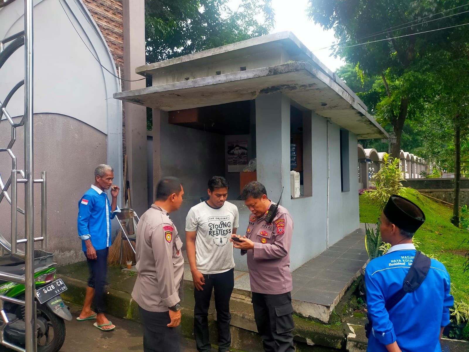 Polisi saat mendatangi Masjid Raya Bogor, untuk mendalami pencurian tas milik jemaah.