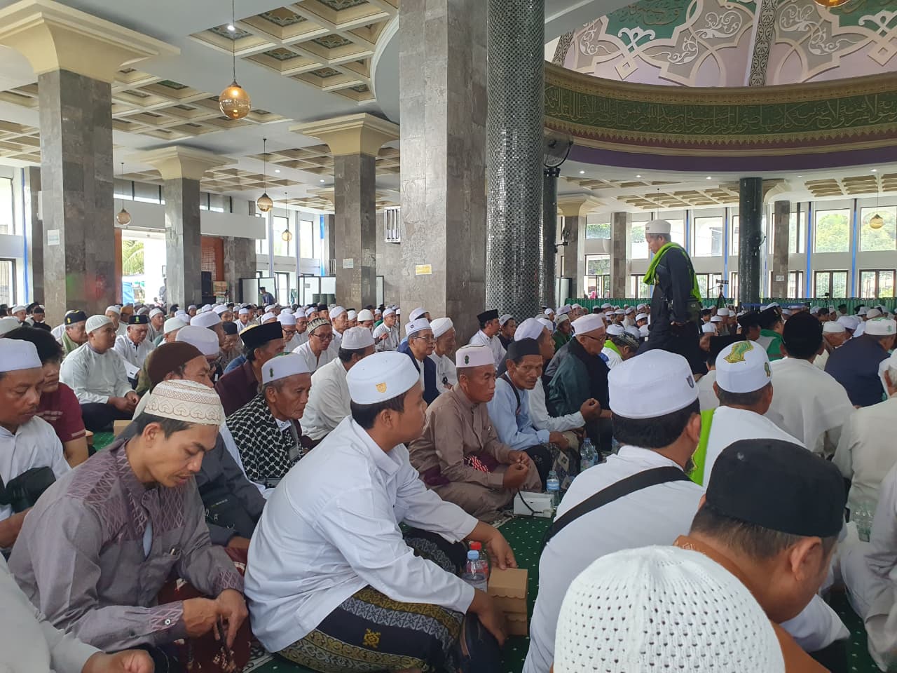 Ribuan warga saat menghadiri dzikir untuk negeri di Masjid Al-Amaliyah, Ciawi, Kabupaten Bogor.