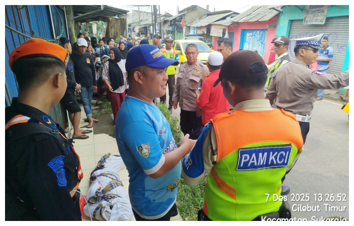 Petugas mengevakuasi jasad pria yang tersambar kereta api di Desa Cilebut Timur, Kecamatan Sukaraja, Kabupaten Bogor.