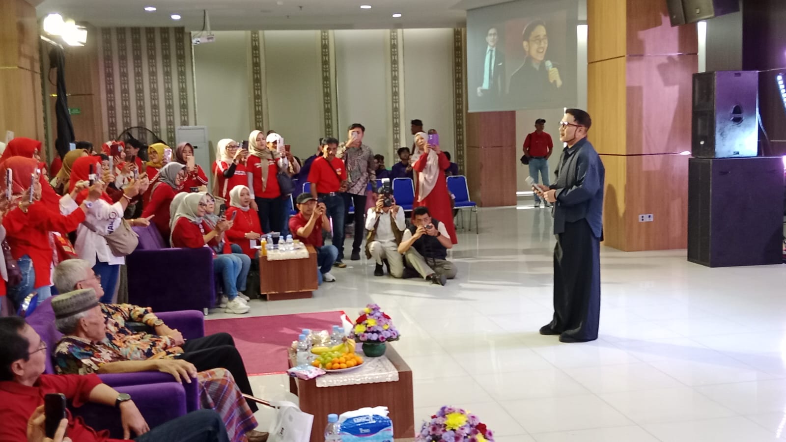 Penampilan musisi kondang, Yana Julio, dalam reuni akbar Fakultas Hukum Universitas Pakuan di Gedung Pakuan Siliwangi (GPS), Minggu 7 Desember 2025.