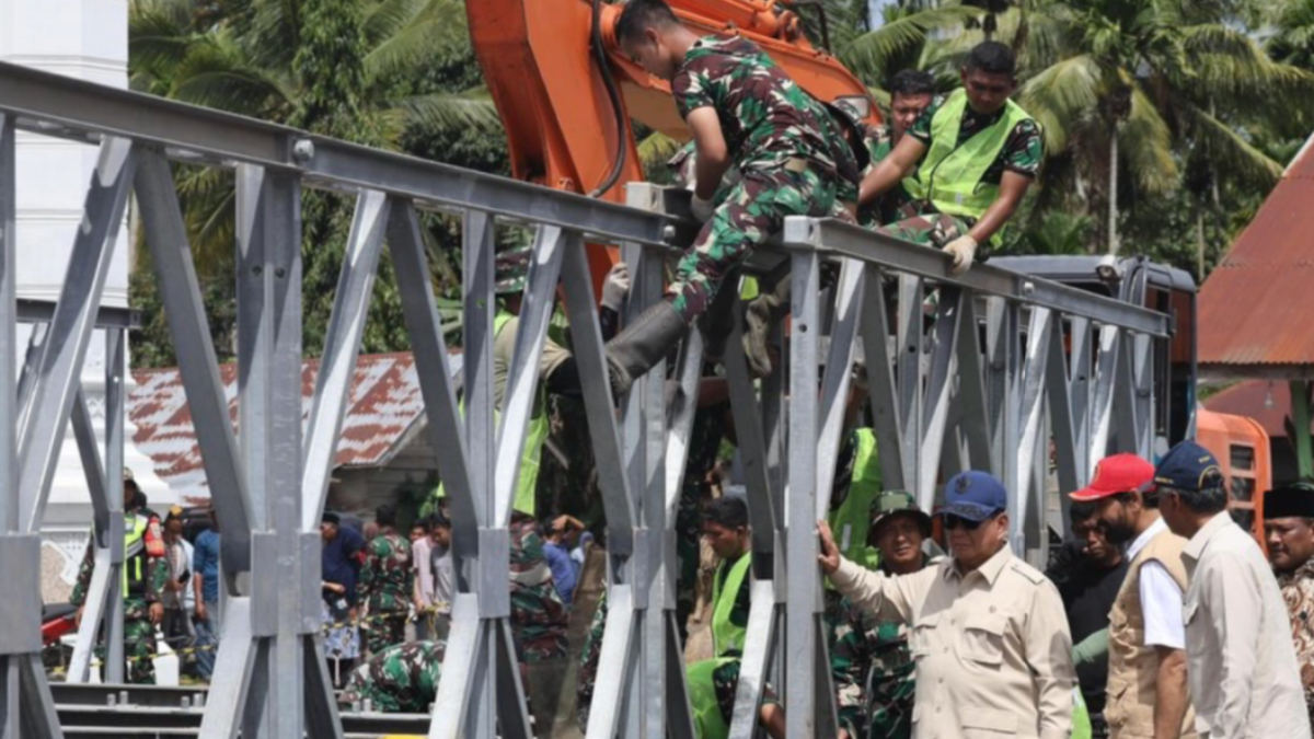 Presiden Prabowo Subianto melihat perbaikan infrastruktur di Aceh dan Tapanuli Selatan pasca bencana alam.