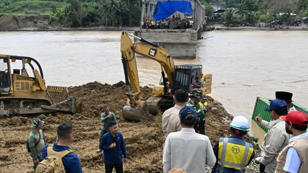 Presiden Prabowo Subianto meninjau pembangunan Jembatan Bailey di Aceh.