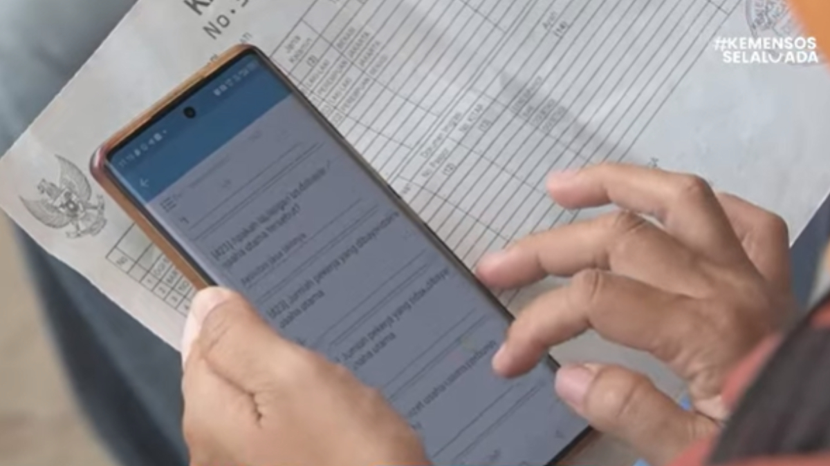 Ilustrasi: Petugas pendamping sosial saat melakukan pengecekan penerima bantuan sosial (bansos).