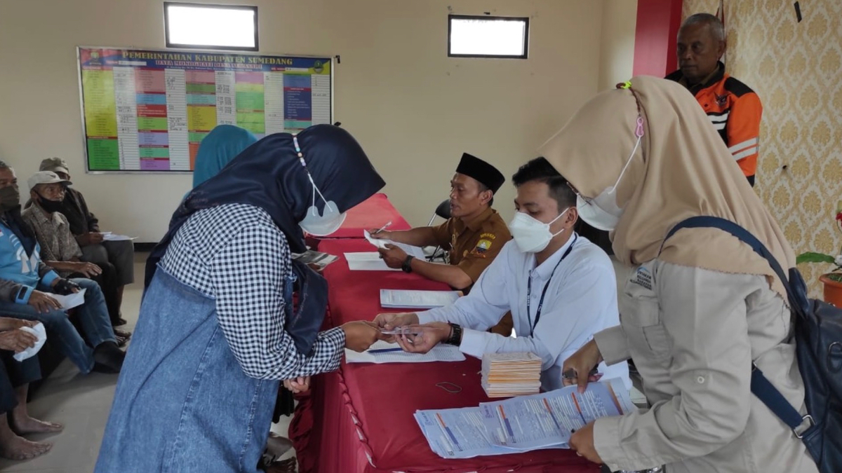 Ilustrasi: Penyaluran bantuan sosial (bansos) kepada masyarakat penerima manfaat.
