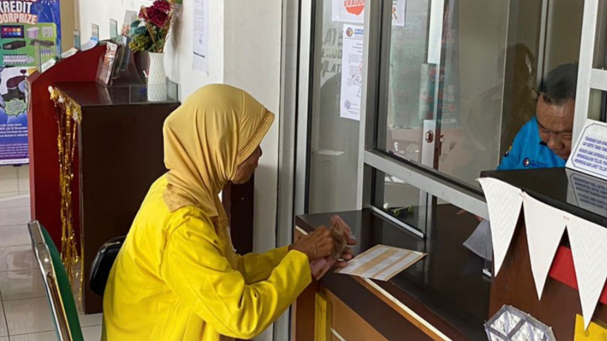 Ilustrasi: Penyaluran bantuan sosial (bansos) kepada para penerima manfaat atau KPM.