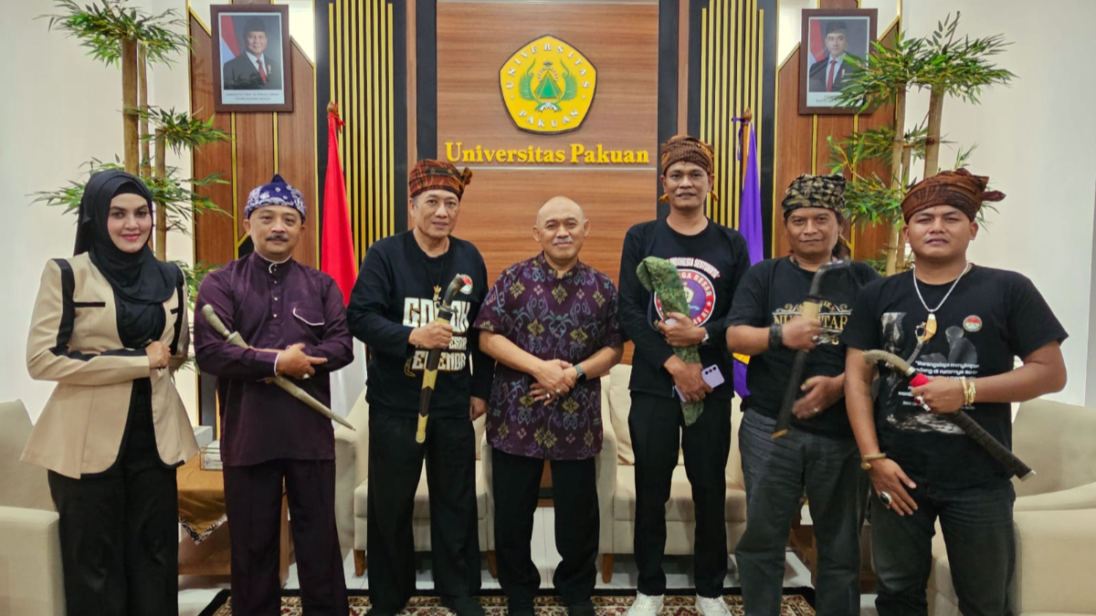 Komunitas GPSN Golok Pedang Sepuh Nusantara menyambangi Rektor Universitas Pakuan Bogor.
