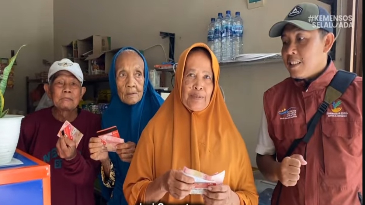 Ilustrasi. KPM bansos menerima dana PKH BPNT.