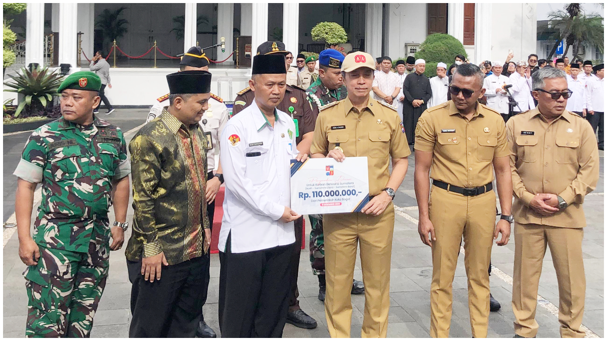 Pemkot Bogor saat menyalurkan donasi untuk korban bencana di Sumatera.