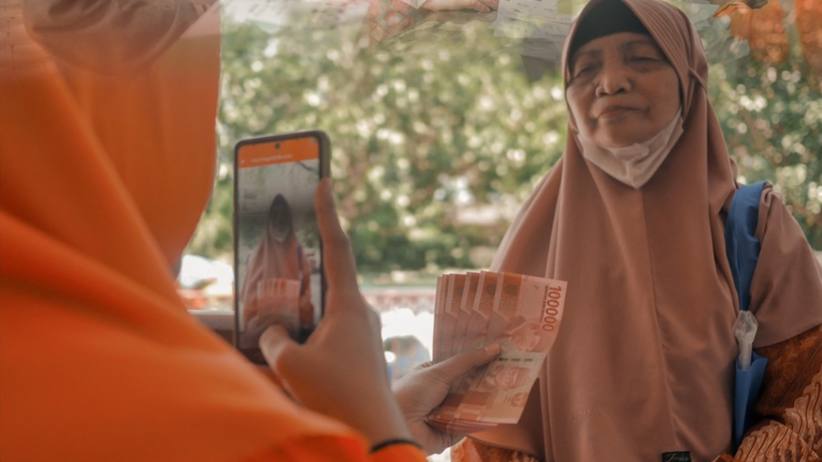 Ilustrasi. KPM bansos PKH BPNT mengambil dana bantuan.
