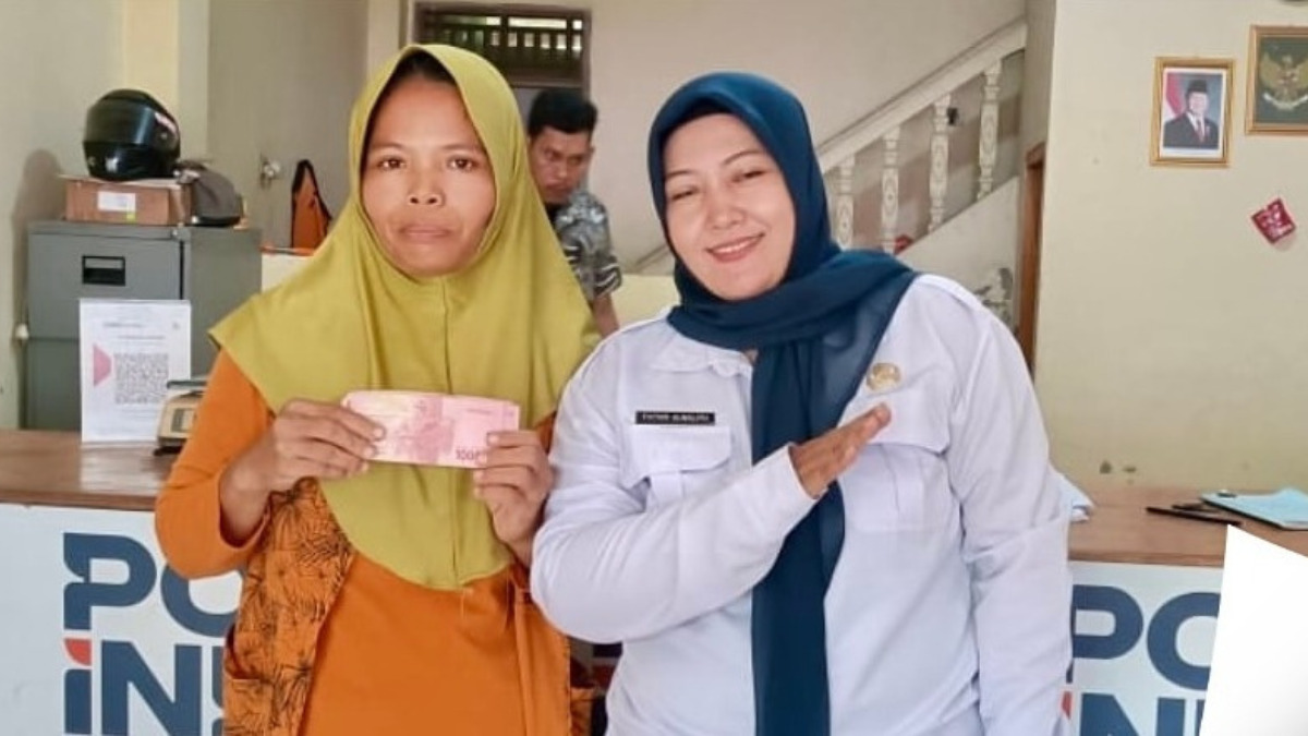 Ilustrasi KPM mencairkan dana bansos