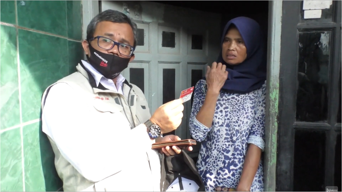 Ilustrasi petugas mendampingi KPM bansos
