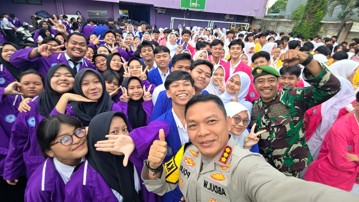 Kapolres Metro Depok foto bersama para pelajar.