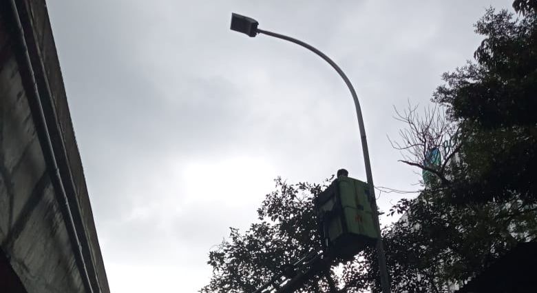 Petugas Dishub memperbaiki PJU di Jalan Sholeh Iskandar, Kota Bogor.