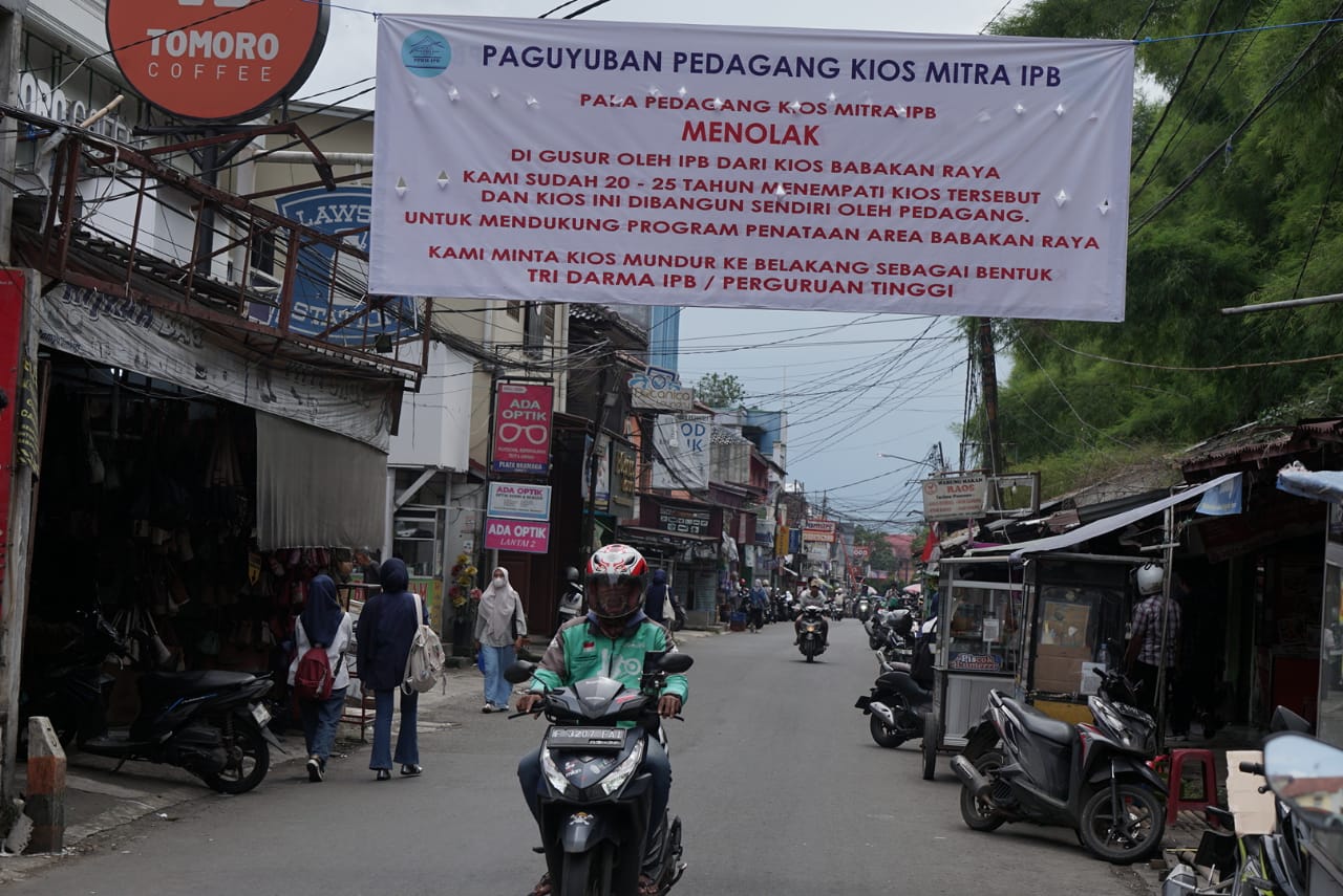 Paguyuban pedagang menolak pembongkaran kios mereka di Jalan Babakan Dramaga Kampus IPB University, Kecamatan Dramaga, Kabupaten Bogor.