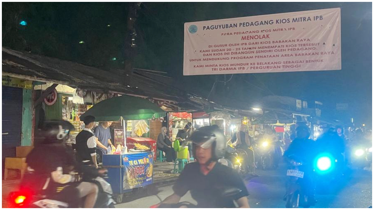 Paguyuban Pedagang Kios Mitra IPB menolak rencana penggusuran kios di sepanjang Jalan Babakan Raya, Desa Babakan, Dramaga.
