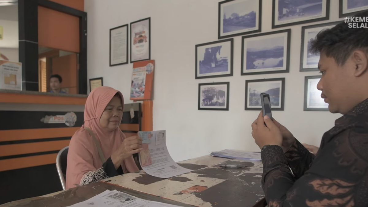 Ilustrasi pengambilan bansos di Kantor Pos
