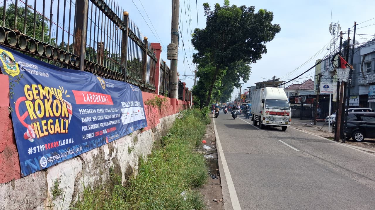 Spanduk peringatan yang berada di sekitar Kantor Kecamatan Bojong Gede, Kabupaten Bogor, Senin 8 Desember 2025.
