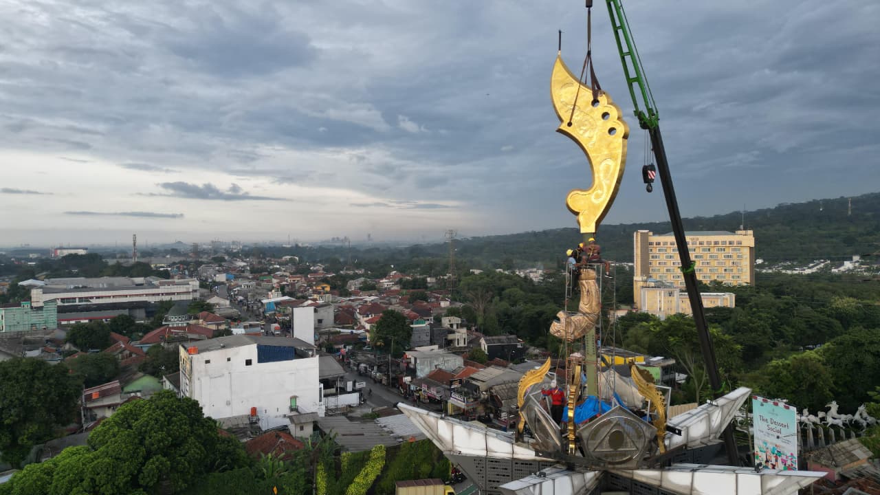 Pemasangan ornamen Kujang setinggi 14 meter di Tugu Pancakarsa, Kabupaten Bogor.