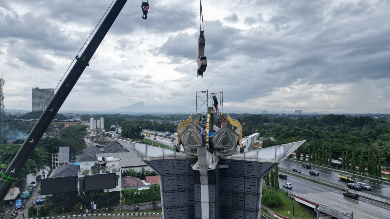 Pemasangan ornamen Kujang setinggi 14 meter di Tugu Pancakarsa, Kabupaten Bogor.