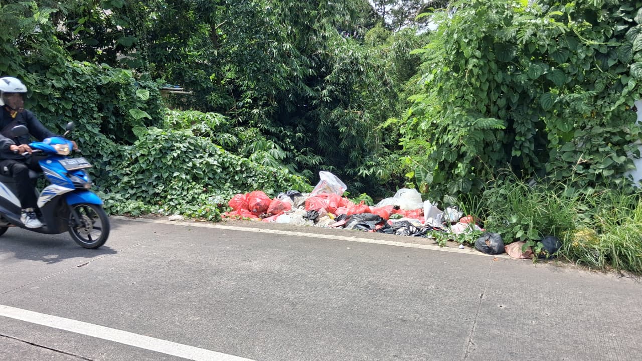 Tumpukan sampah di Jalan Raya Bojonggede-Cileubut tepatnya di pinggir Kali Baru Desa Waringin Jaya, Kecamatan Bojonggede, Kabupaten Bogor, Senin 8 Desember 2025.