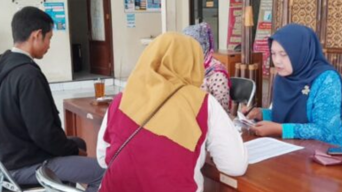 Ilustrasi: Penyaluran bantuan sosial (bansos) kepada para penerima manfaat atau KPM.