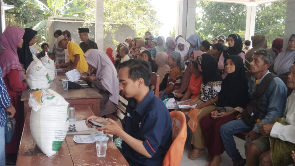 Ilustrasi: Penyaluran bantuan sosial (bansos) kepada para penerima manfaat atau KPM.&nbsp;