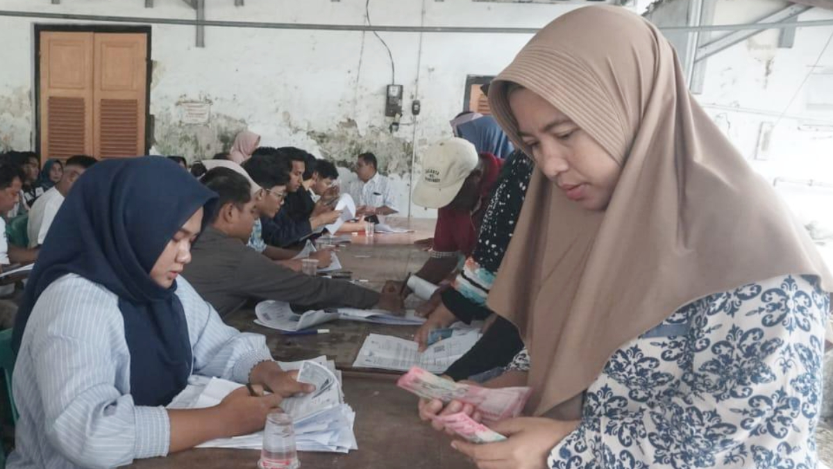 Ilustrasi: Penyaluran bantuan sosial (bansos) kepada para penerima manfaat atau KPM.