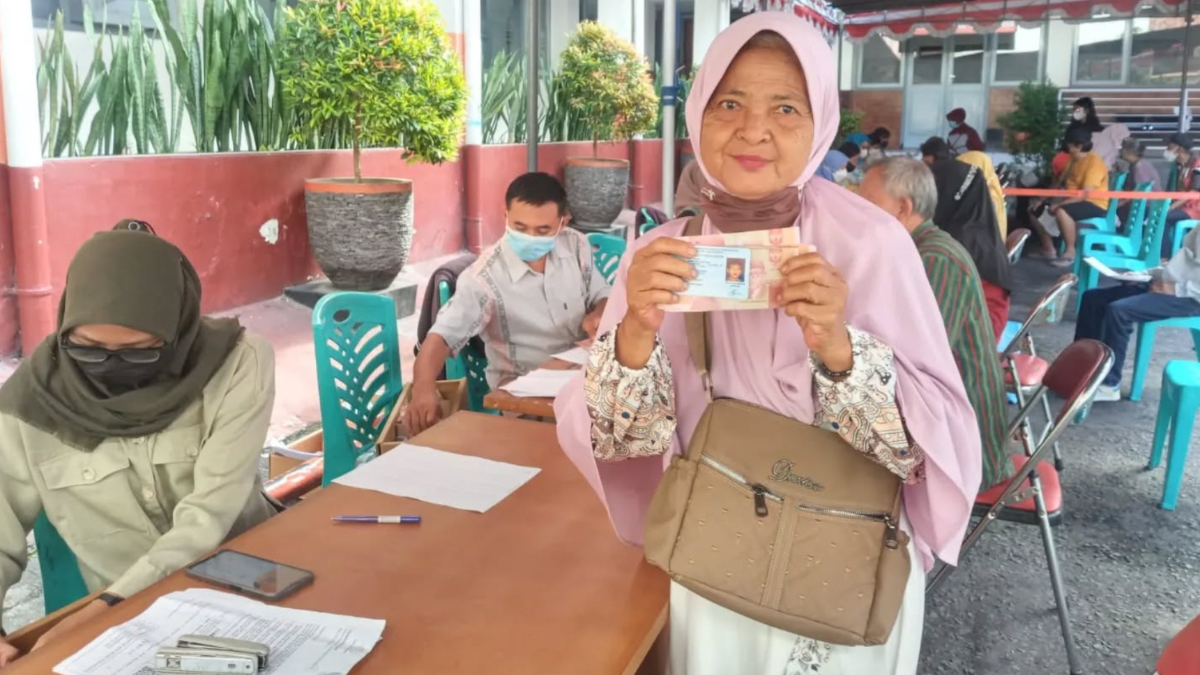 Ilustrasi:&nbsp;Penyaluran&nbsp;bantuan sosial (bansos) kepada penerima manfaat.&nbsp;