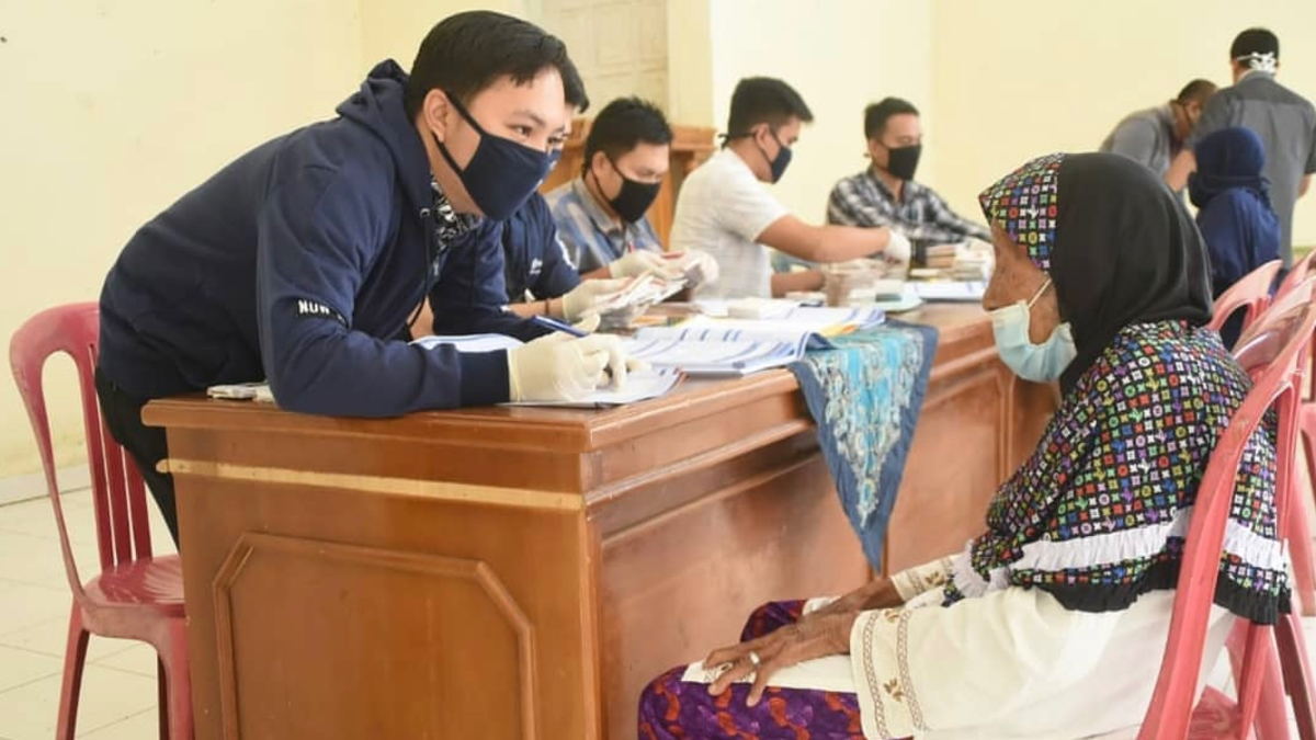 Ilustrasi:&nbsp;Penyaluran&nbsp;bantuan sosial (bansos) kepada penerima manfaat.&nbsp;