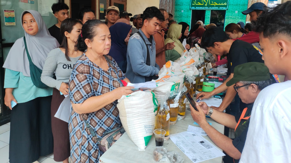 Ratusan KPM antre mengambil BPNT di Kantor Kelurahan Sukamaju Kota Depok Senin 8 Desember 2025