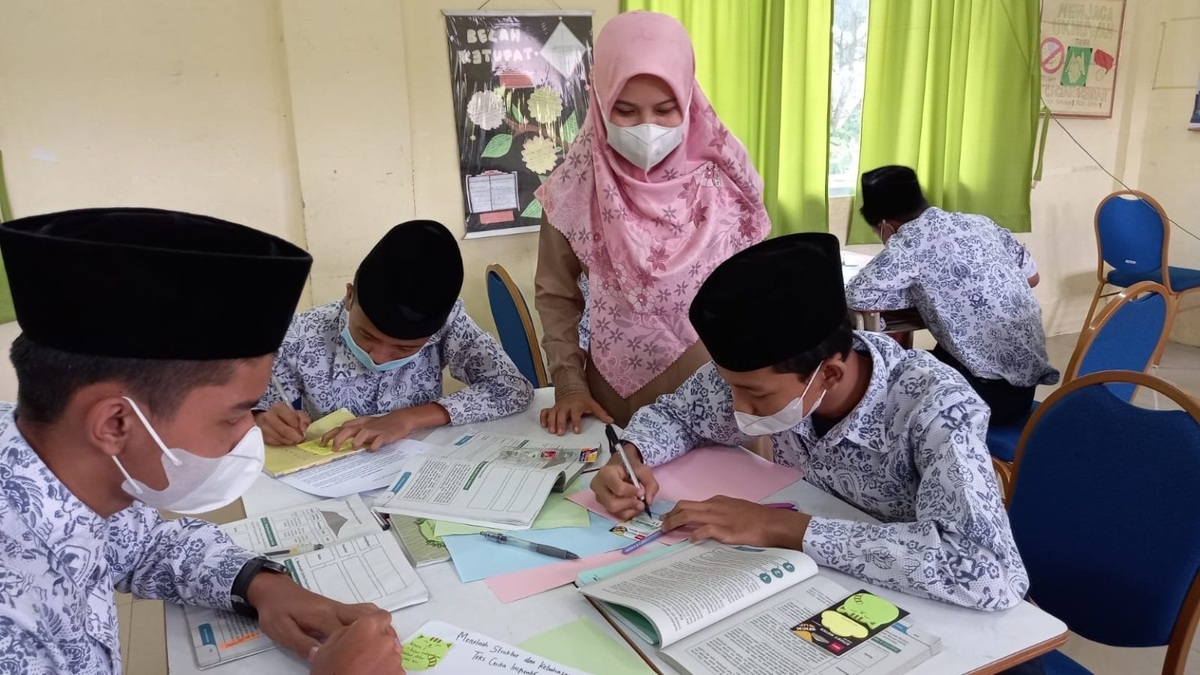 Ilustrasi. Tenaga pendidik yang mendapatkan tunjangan profesi guru.