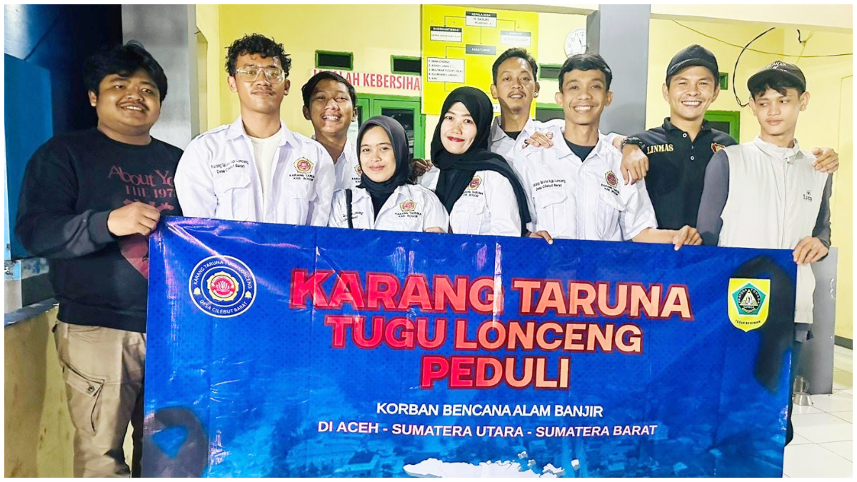 Anggota Karang Taruna Tugu Lonceng menggalang dana di sekitar Stasiun Cilebut, Kecamatan Sukaraja, Kabupaten Bogor.