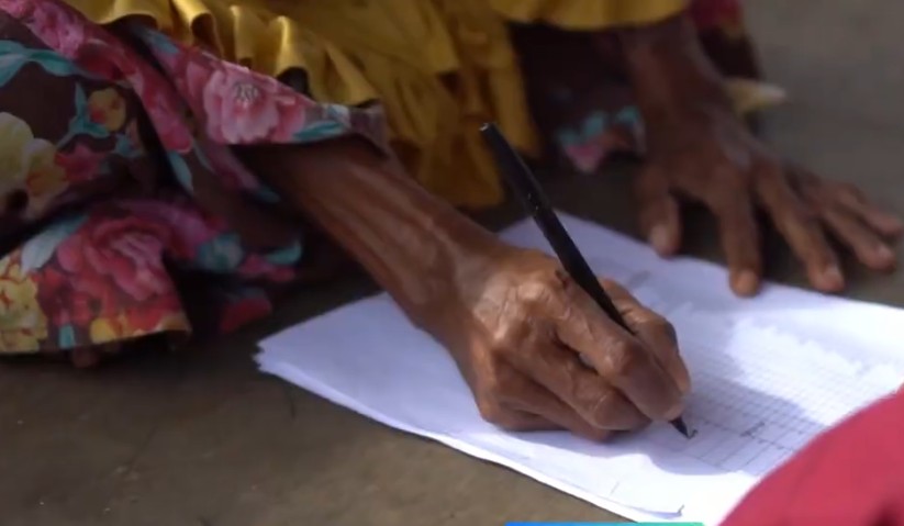 Ilustrasi proses verifikasi sebelum menerima pencairan bansos