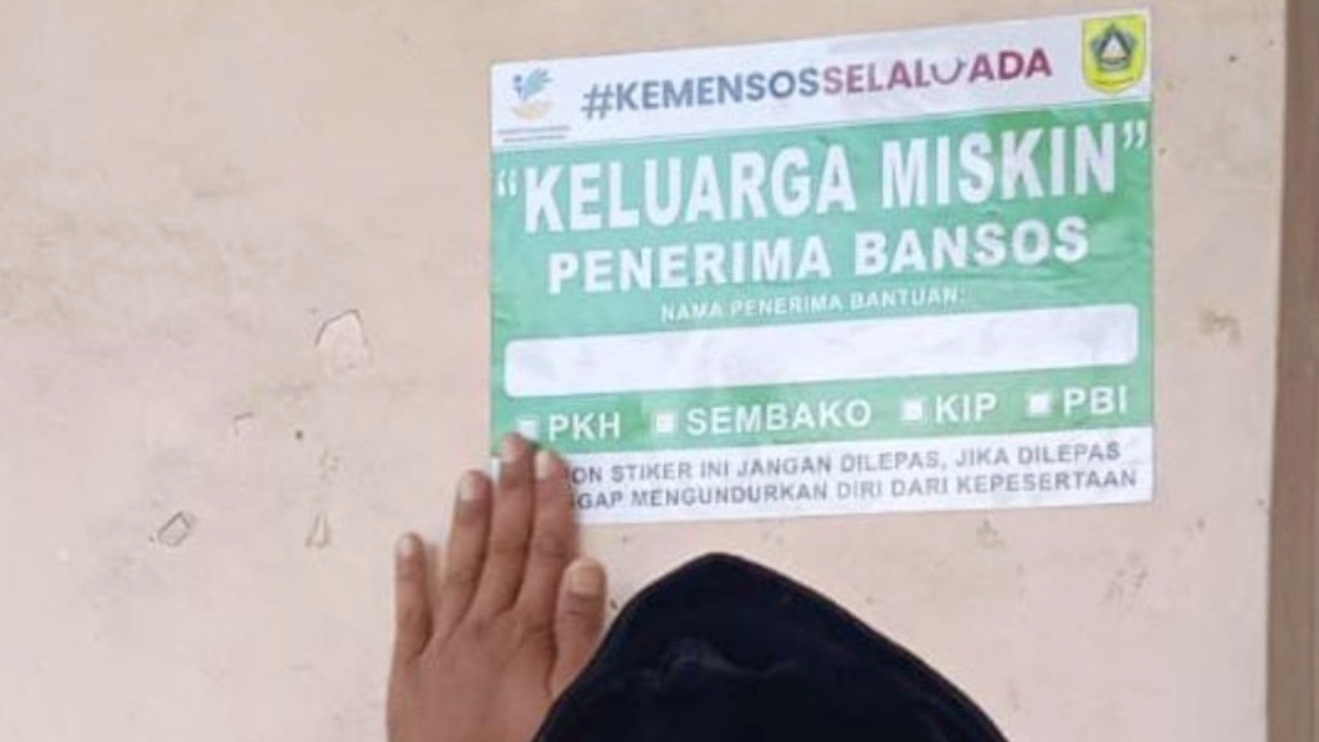 Dinas Sosial (Dinsos) Kabupaten Bogor memasang stiker bertuliskan Keluarga Miskin pada penerima bansos.