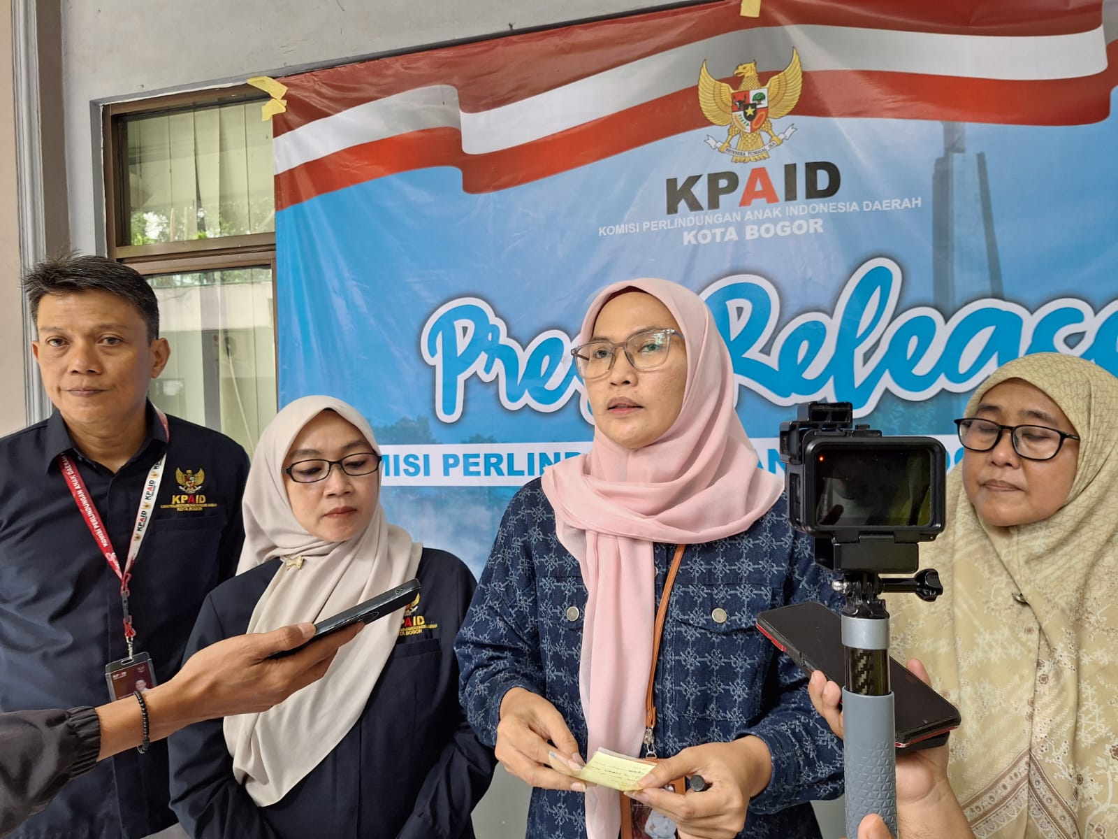 Ketua KPAID Kota Bogor, Dede Siti Amanah bersama Jajaran, dalam konferensi pers akhir tahun, Selasa 9 Desember 2025.