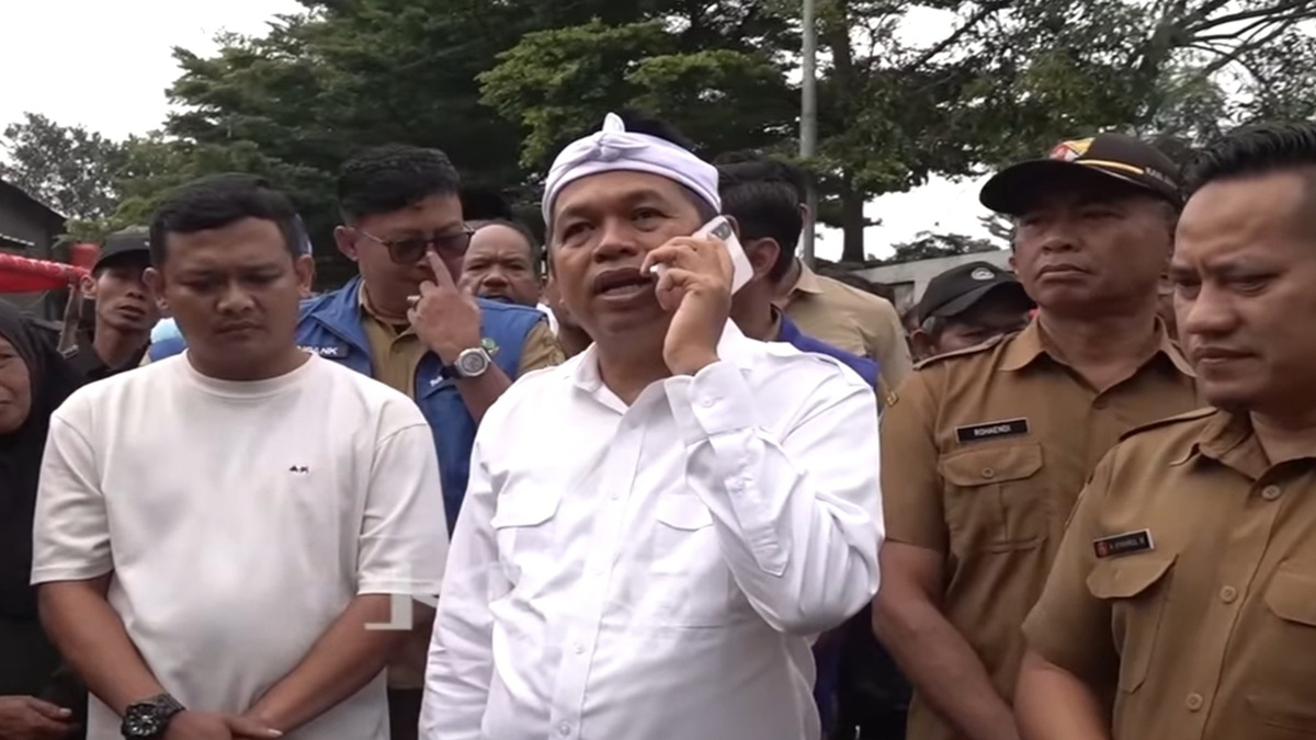 Gubernur Jawa Barat Dedi Mulyadi saat meninjau banjir di Bandung