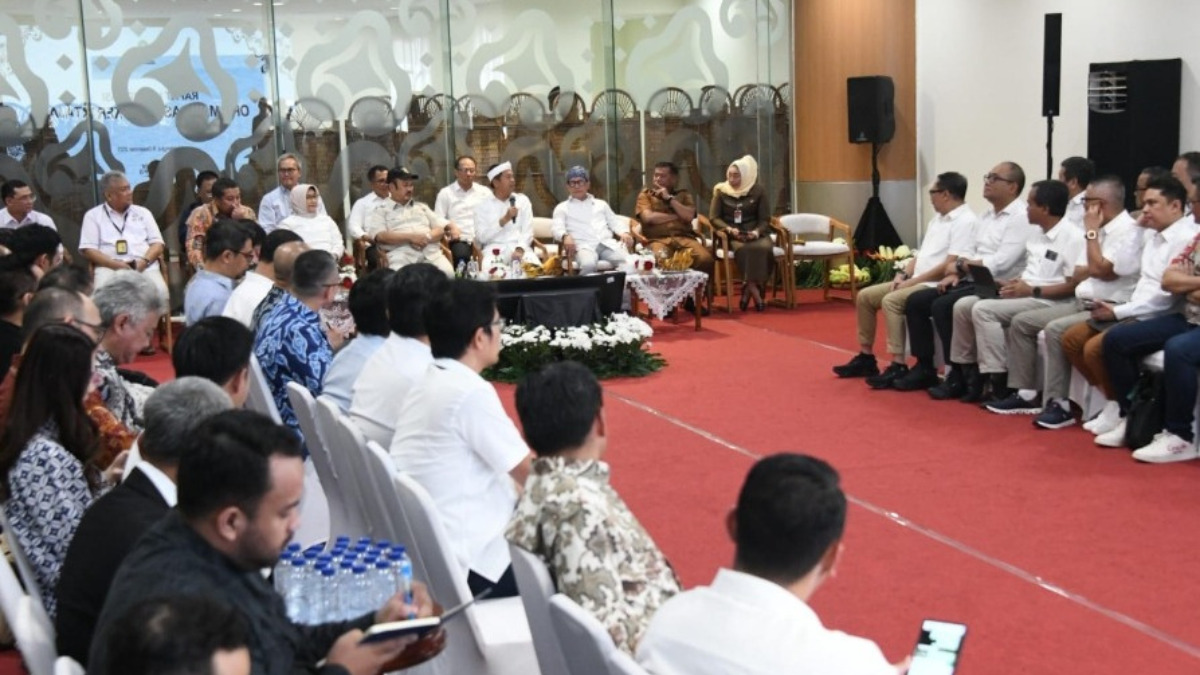 Gubernur Jawa Barat Dedi Mulyadi memberikan sambutan dalam Rakor optimalisasi Bandara Kertajati.