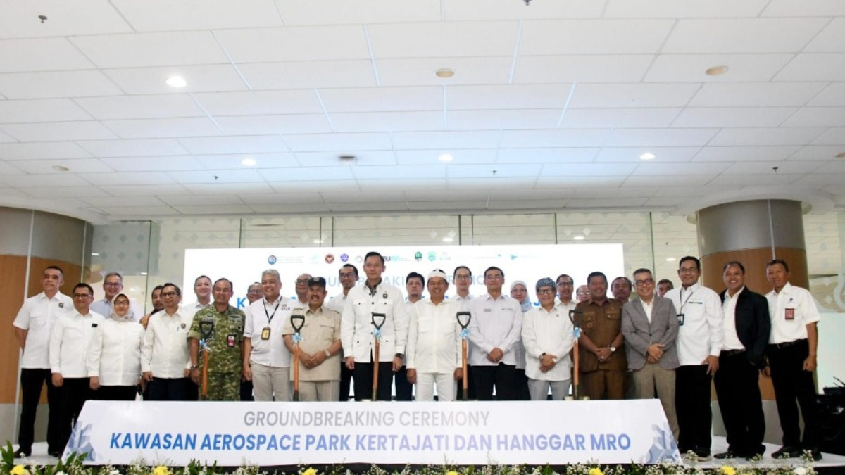 Gubernur Jawa Barat Dedi Mulyadi foto bersama usai menghadiri Groundbreaking Ceremony Kawasan Aerospace Park Kertajati dan Hanggar Maintenance, Repair and Overhaul (MRO) di BIJB Kertajati, Majalengka.